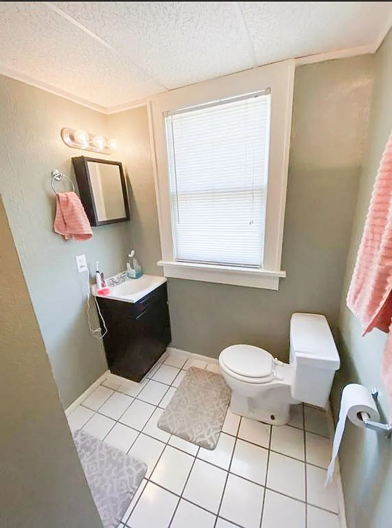 1700 N. Robinson Ave — Photo 1