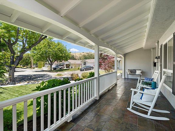 3rd image of 948 Meadowood Dr