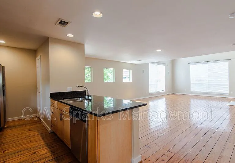 2724 Shelby Ave — Photo 10