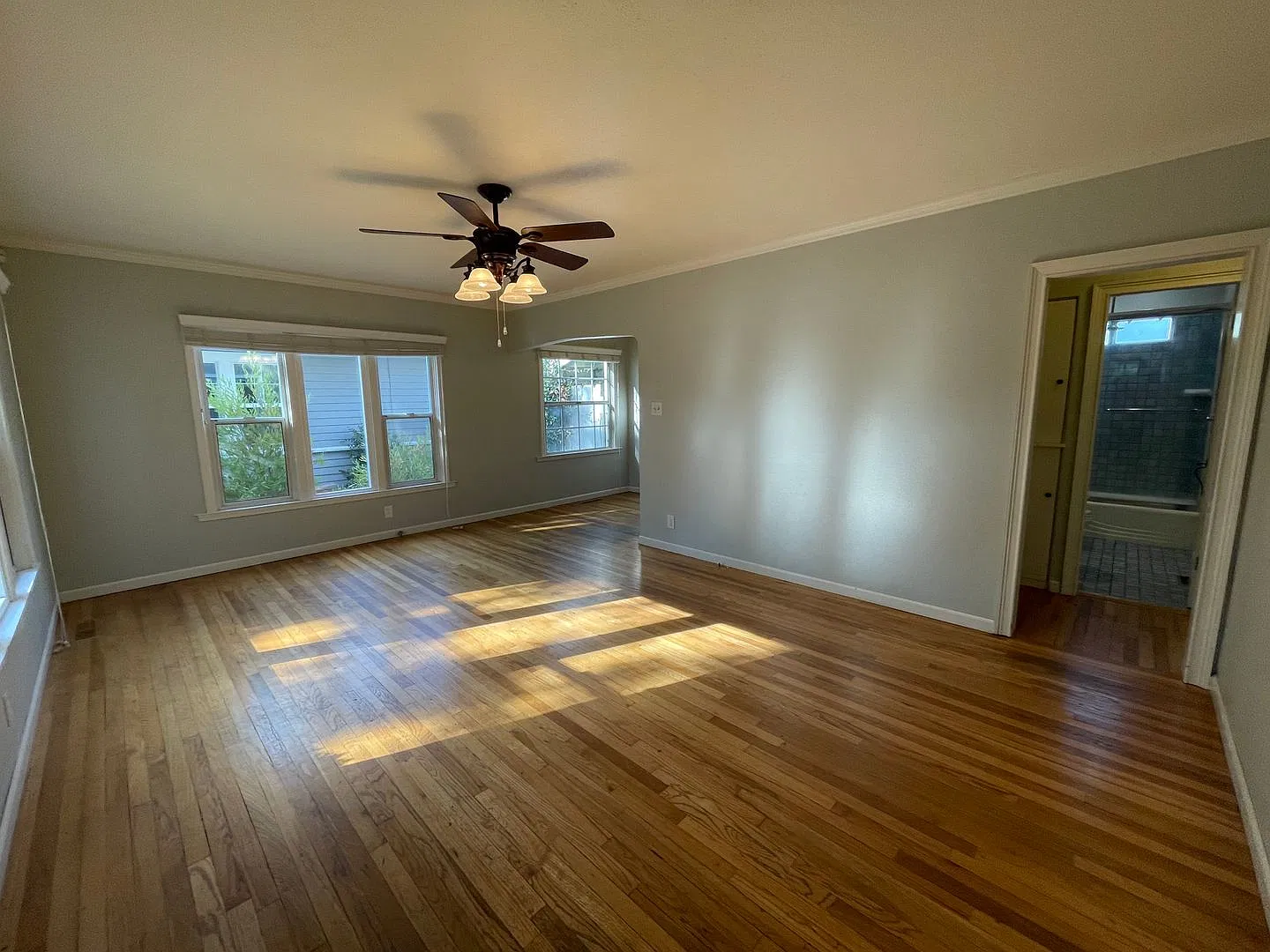 Charming Bungalow walking distance to downtown! — Photo 4