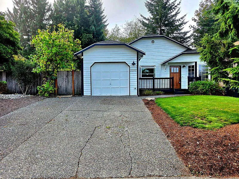 3 bed, 2.0 bath, 1412 sqft, $3,200 — Photo 1