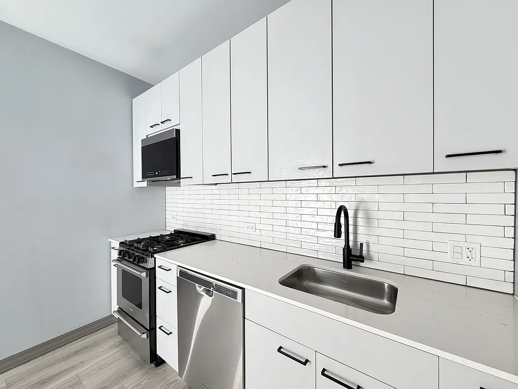Distinctive Studio, 1 Bath at Elston + Webster (Bucktown) — Photo 3