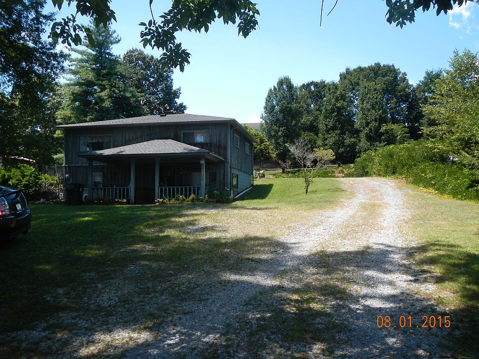 view from street showing downstairs apt and drive up to rent
