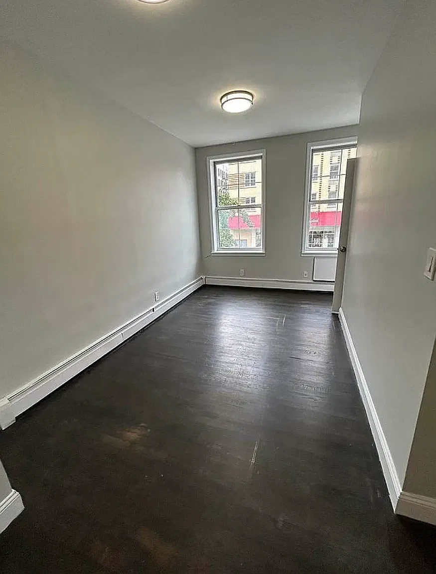 122 Avenue C — Photo 2