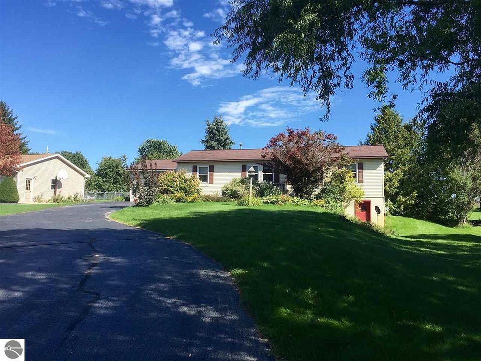 1st image of 726 Meadow Dr