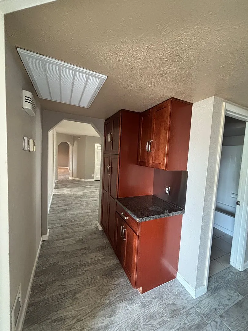 Single family home, 2 car garage — Photo 4