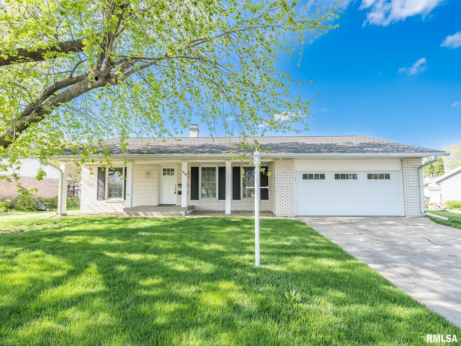 1619 Summit Dr photo 1