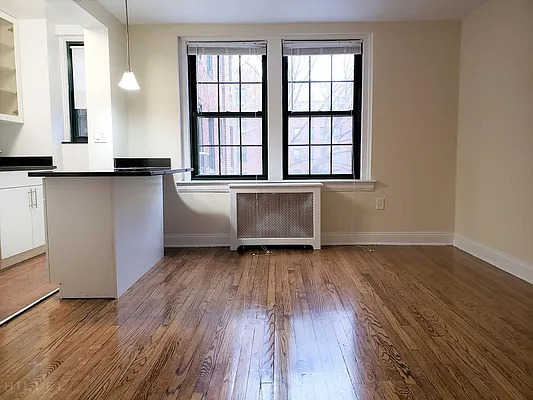 Rented by Hillel Realty Group | media 16