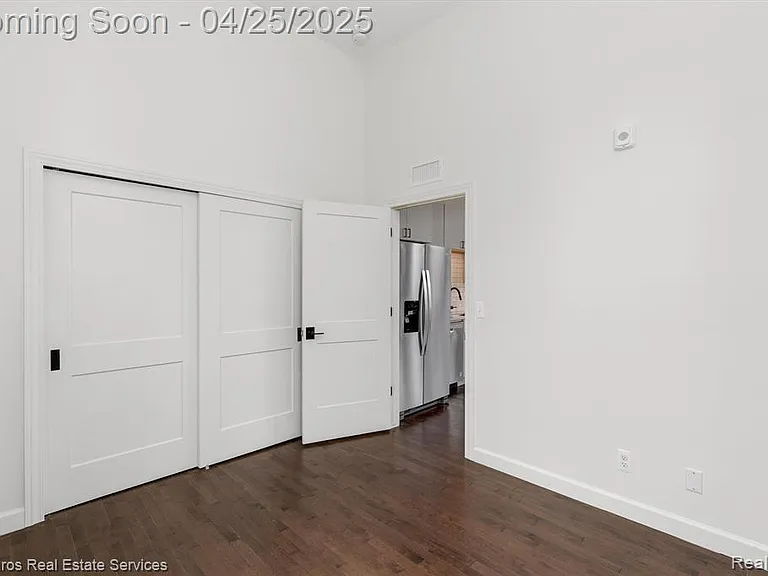 389 Saint Clair St #201 — Photo 12