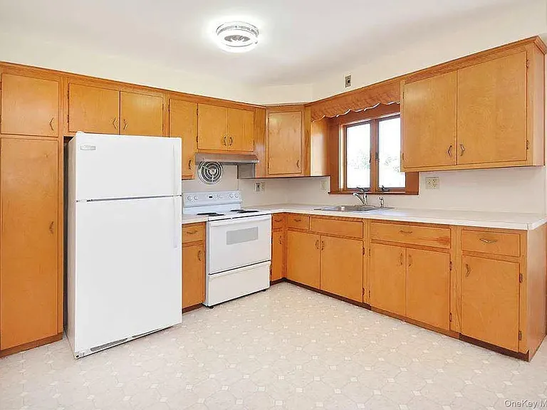40 Perry Ave — Photo 9