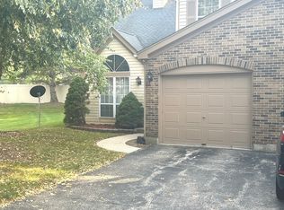 30 Lancaster Cir, Gurnee, IL 60031