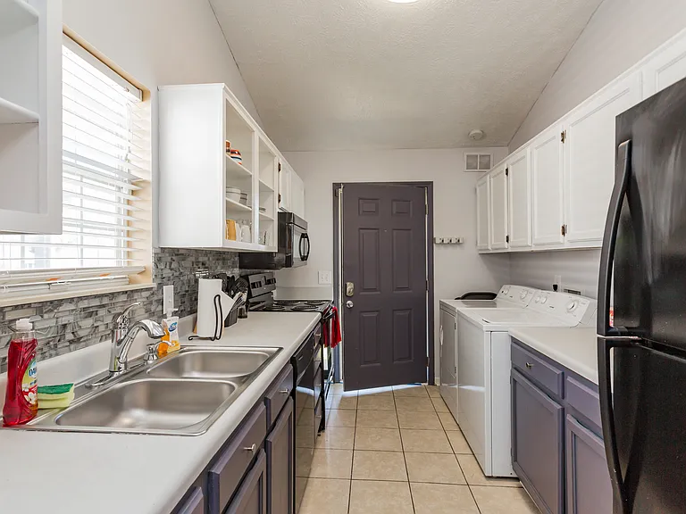 1005 Looby Cir — Photo 9