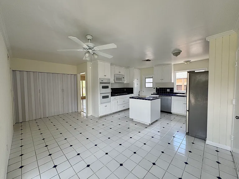 7928 Owensmouth Ave — Photo 9