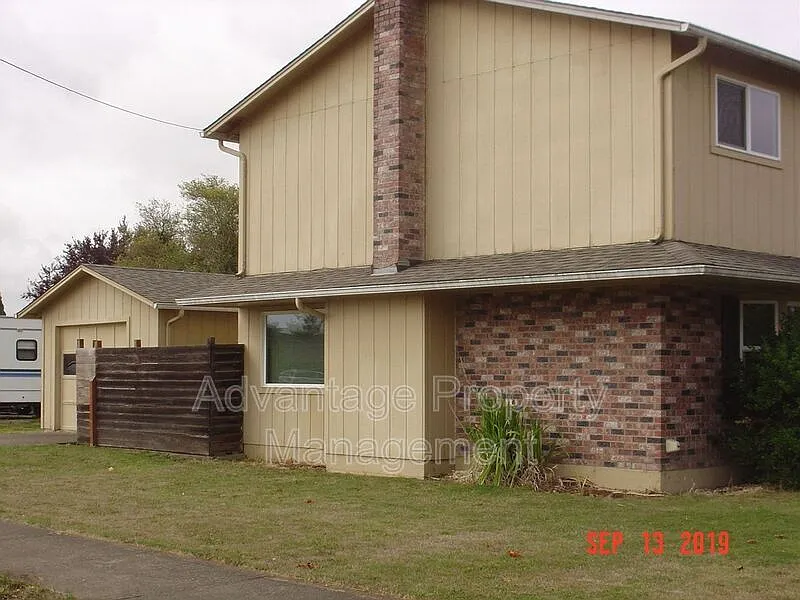 3 bed, 1.5 bath, 1248 sqft, $2,100 — Photo 2