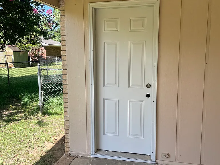 105 Valencia Cir — Photo 4