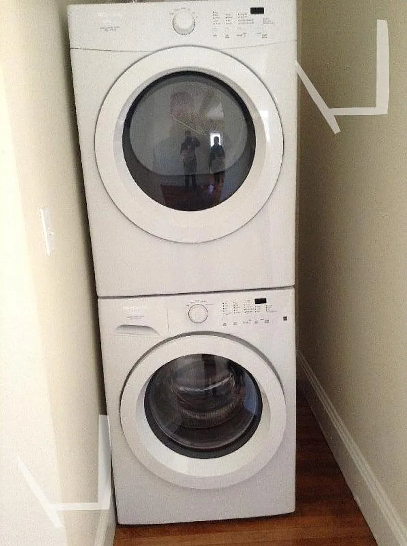 Rare Single Family 4BR/3BA w/laundry, parking, yard! 9/1 — Photo 4
