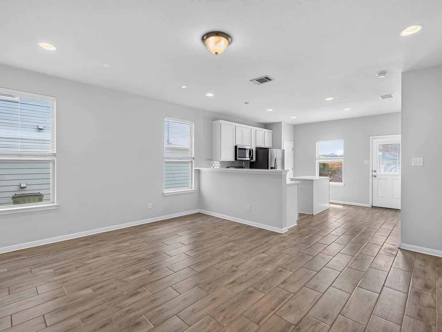 3 bed, 2.0 bath, 1017 sqft, $1,650 — Photo 3
