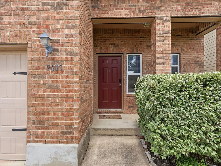 9609 Sandy Ridge Way — Photo 2