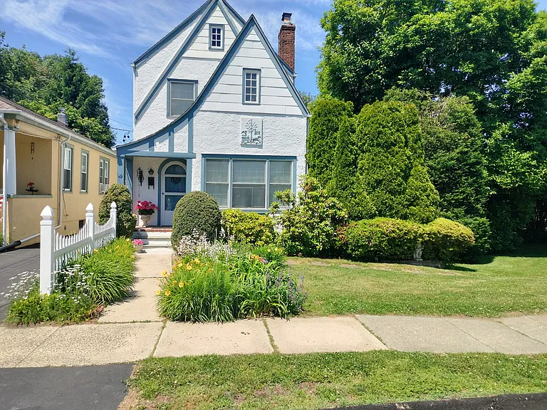 49 Seneca Ave — Photo 10
