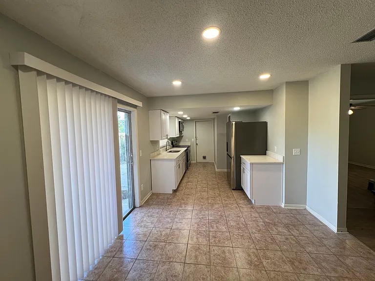 817 W Florence Ave — Photo 7