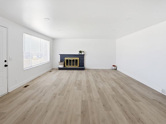 2nd image of 372 N Overland Rd E