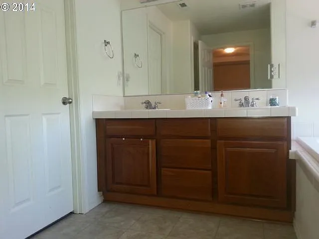 4 bed, 2.5 bath, 1832 sqft, $2,000 — Photo 4