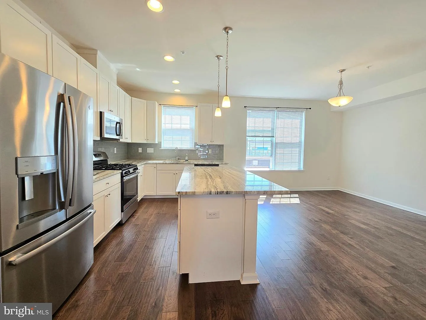 3 bed, 2050 sqft, $3,000 — Photo 3