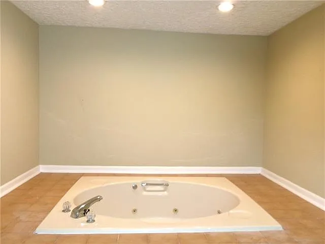 2200 Delaware Ave — Photo 30