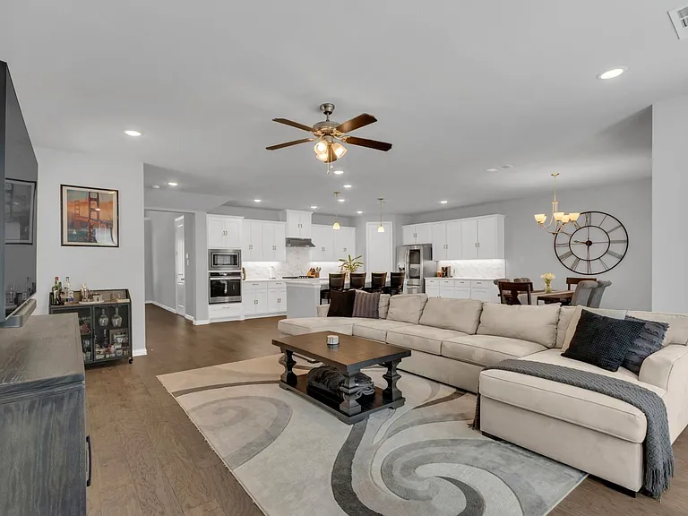 3908 Lucan Ln — Photo 8