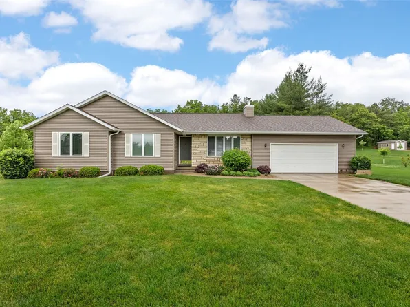 9189 Deer Ridge Dr, Cedar Rapids, IA 52411