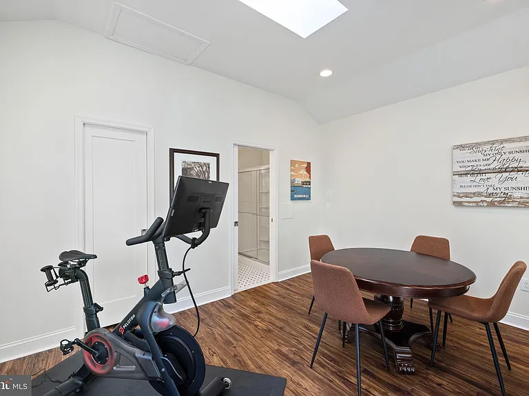 1604 N Edgewood St — Photo 42