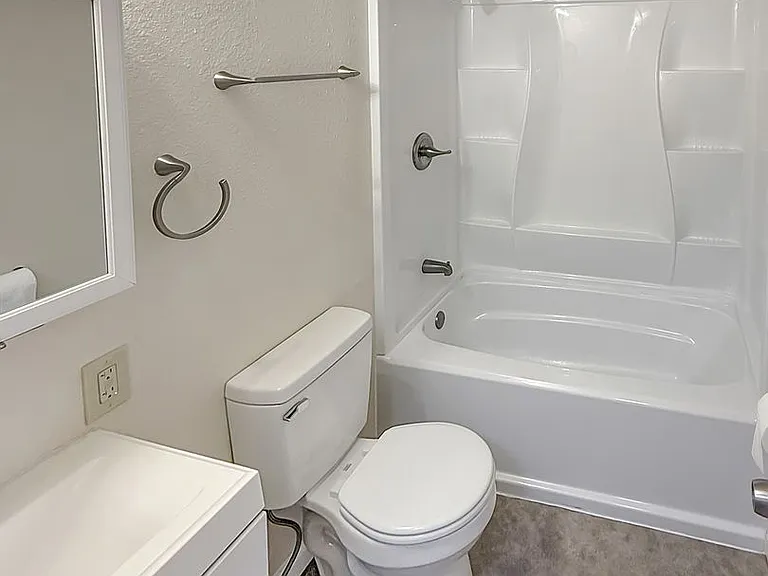 Town Manor Apartments — Photo 10
