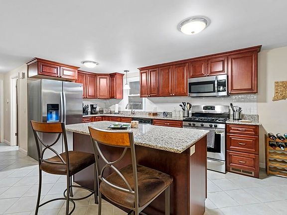 4th image of 12 Wild Berry Dr