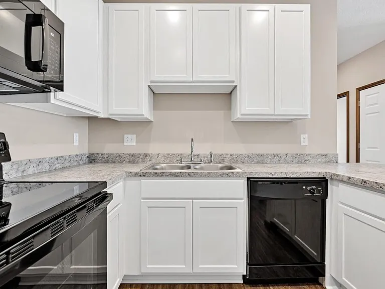 Hutchison Place Apartments — Photo 26