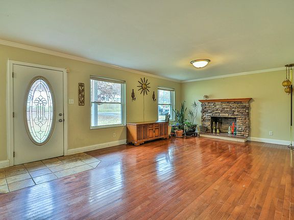 2nd image of 3934 Beverly Pl