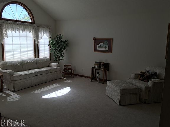 3rd image of 6 Prenzler Dr