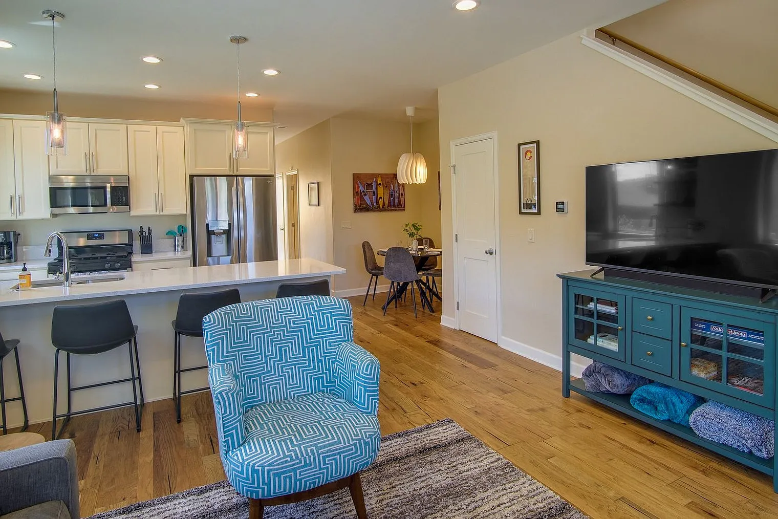 3 bed, 2.0 bath, 1184 sqft, $3,612 — Photo 2