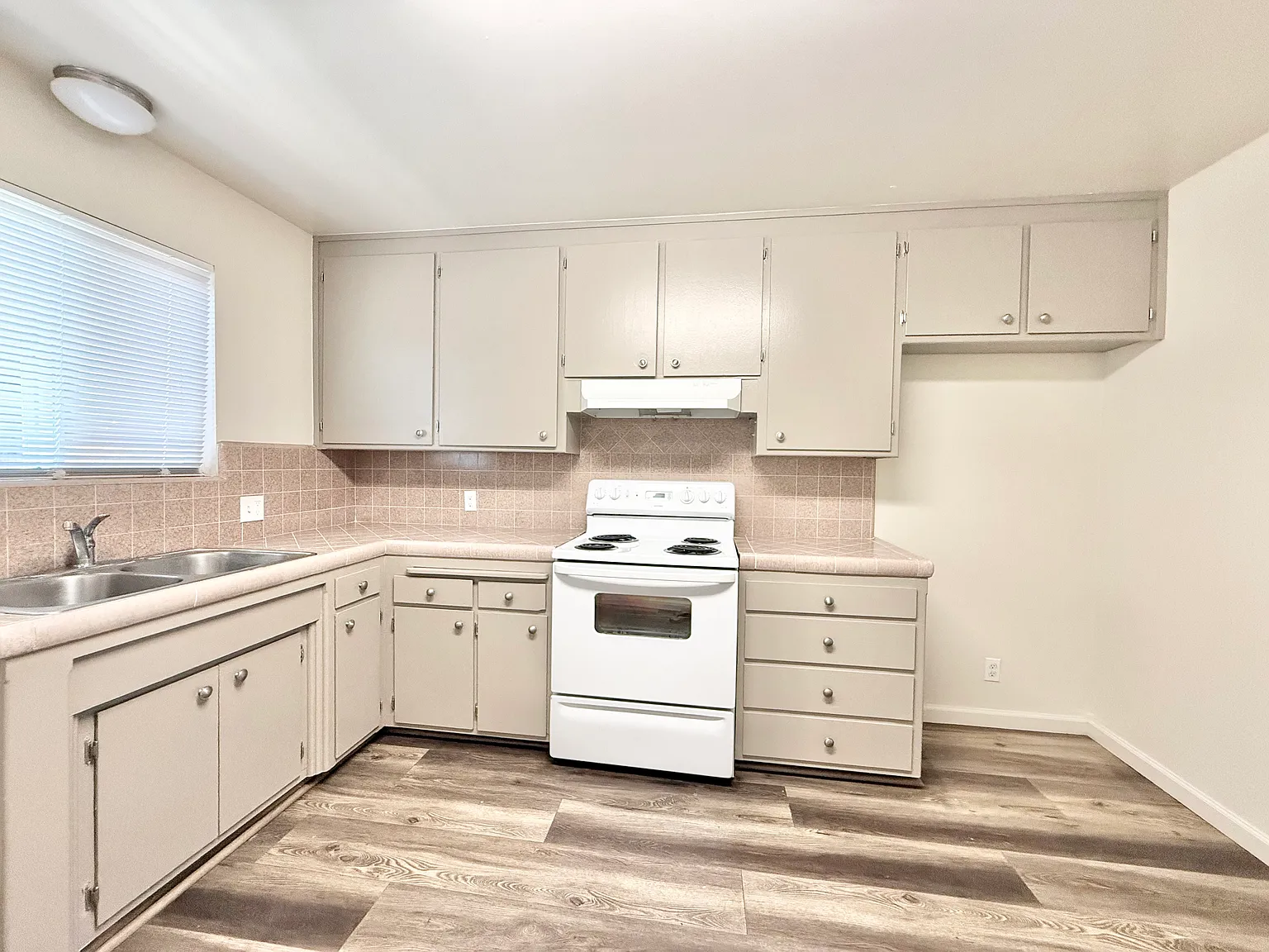 2 bed, 825 sqft, $1,695 — Photo 2