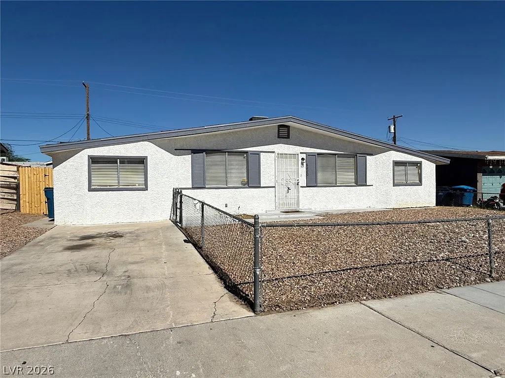 5 bed, 2.0 bath, 1479 sqft, $2,000 — Photo 1