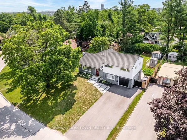 11 Castle Dr, Barrie, ON L4N 1P7