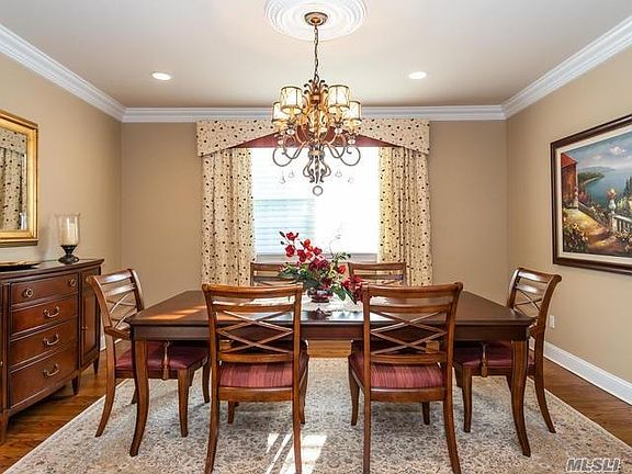 4th image of 214 Montecito Cres