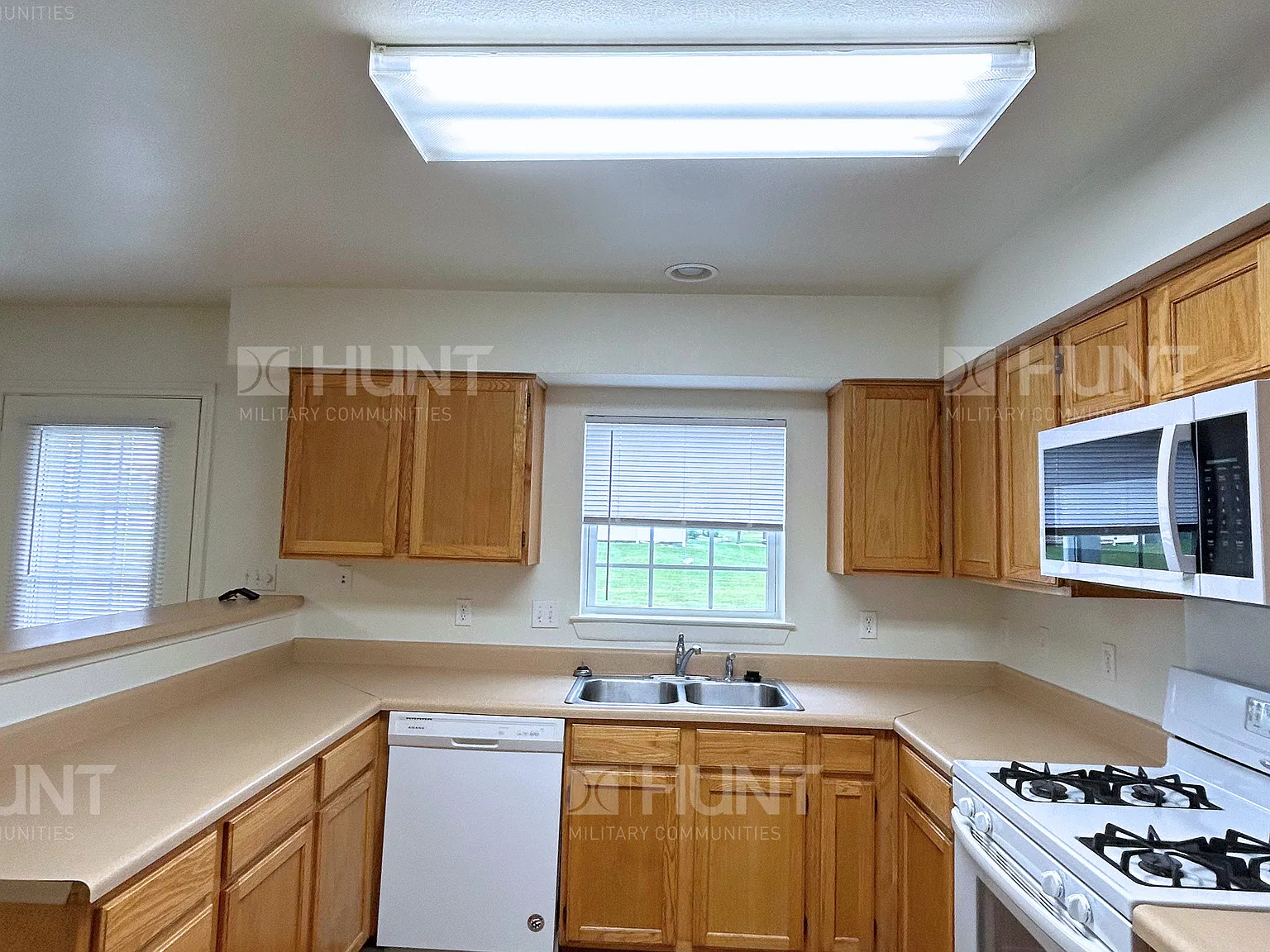 3 bed, 2.5 bath, 1691 sqft, $1,900 — Photo 4