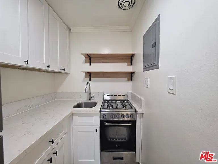 2400 Vanderbilt Ln #2400A — Photo 10