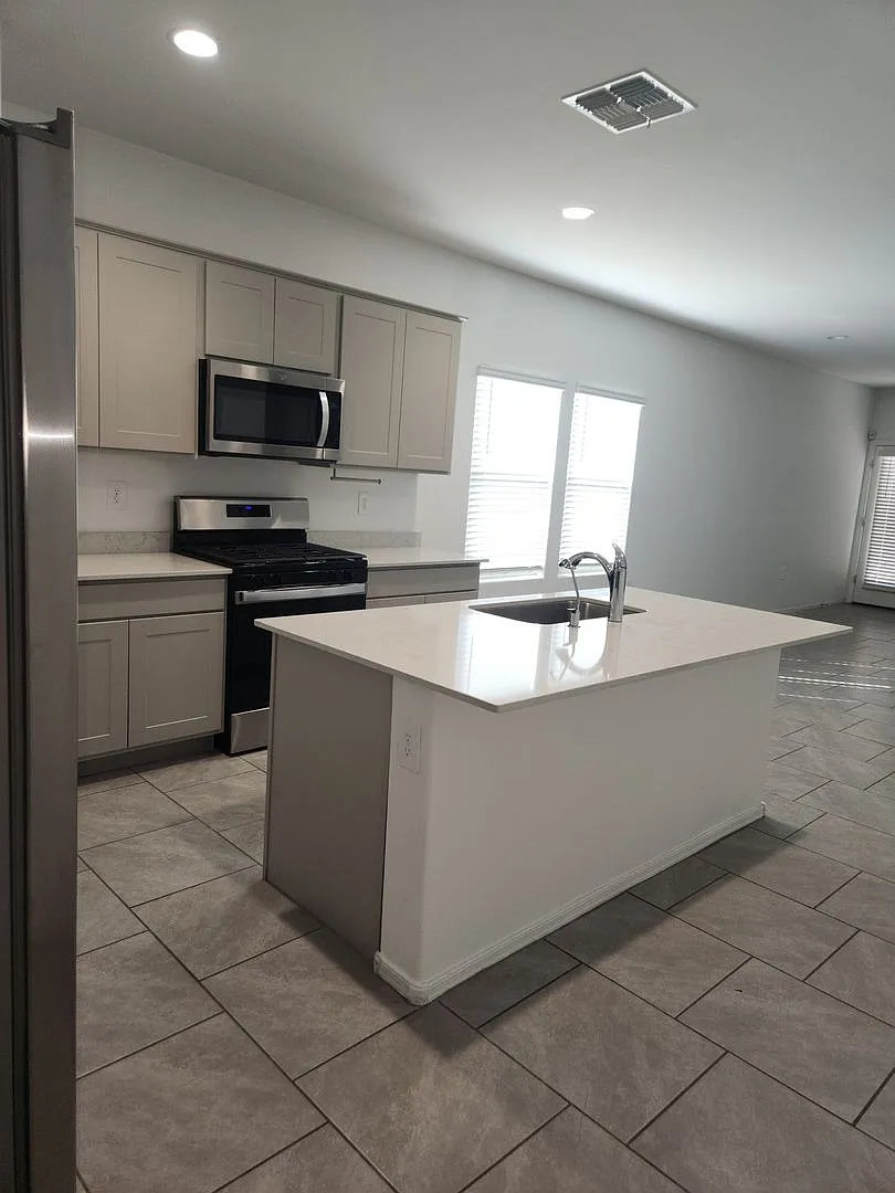 Silverbell Crossings 4bedroom/ 2bath — Photo 3