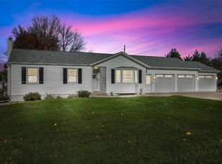 790 Shannon Dr, Robins, IA 52328