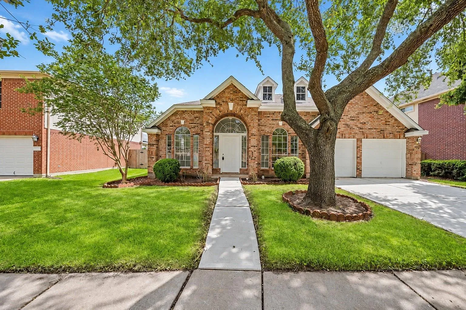 4 bed, 2.5 bath, 2442 sqft, $2,400 — Photo 3