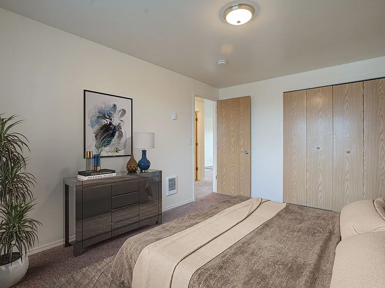 ELLSWORTH SQUARE APARTMENTS — Photo 11