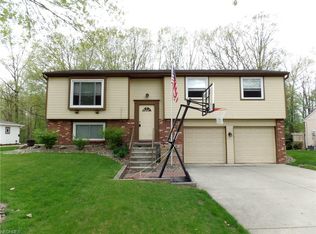 1262 Woodledge Dr, Mineral Ridge, OH