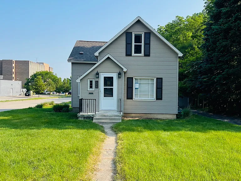 1323 Leonard St NE — Photo 2
