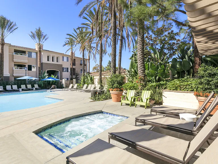 Las Flores Apartment Homes — Photo 24